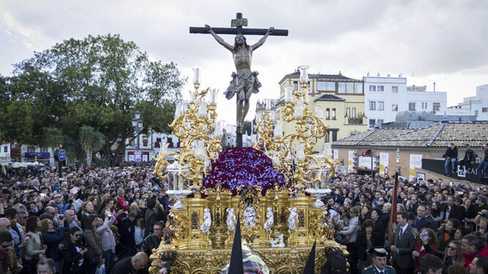 El Cachorro, con nubes detrás