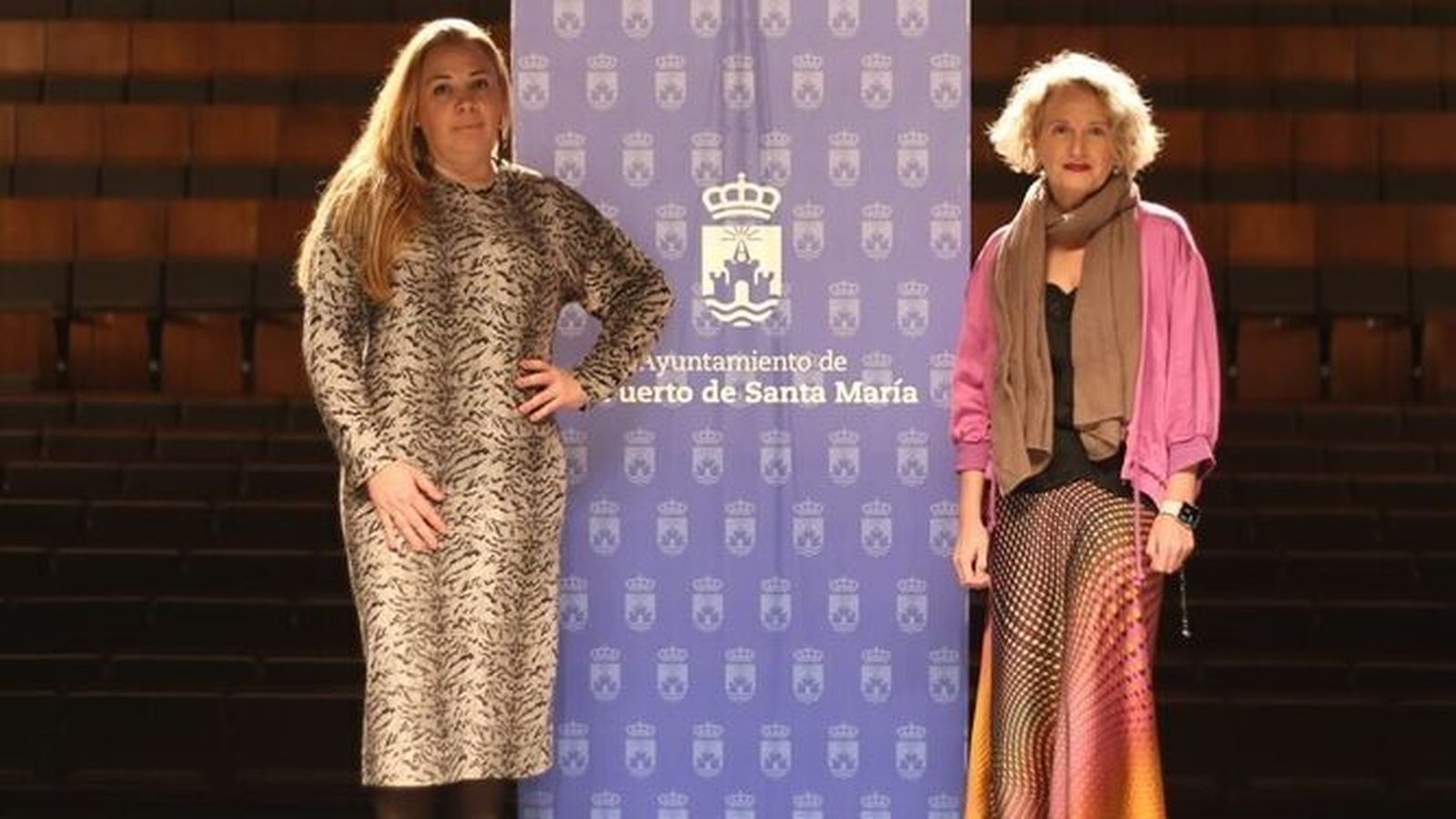 La cantaora Aroa Cala (izquierda), junto a la concejala de Cultura, Lola Campos.