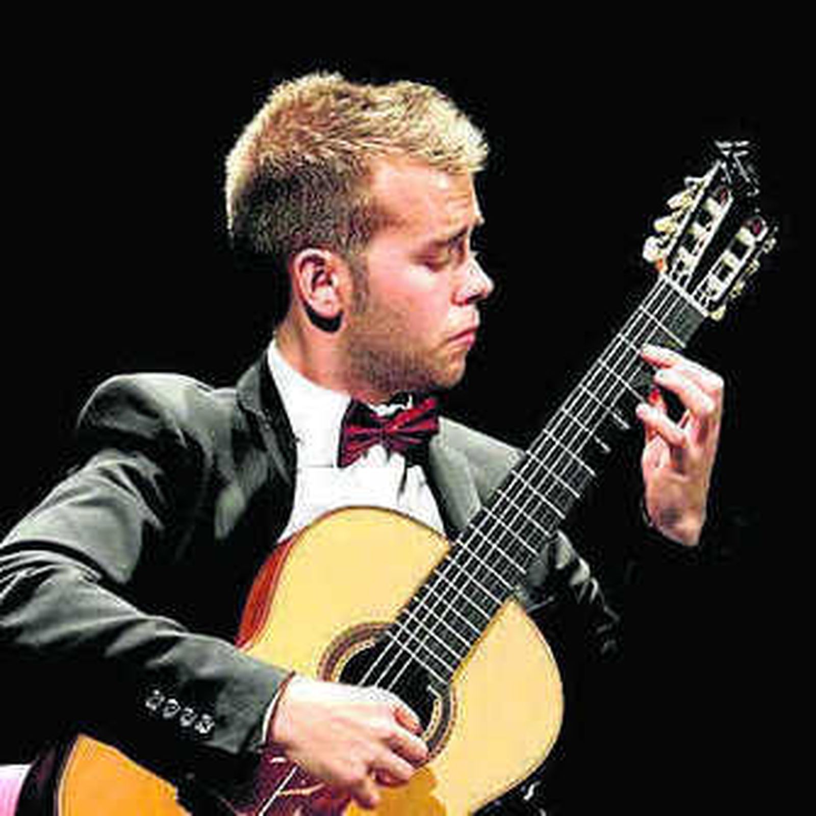 Carles Trepat con la guitarra de un siglo construida por Antonio de Torres.