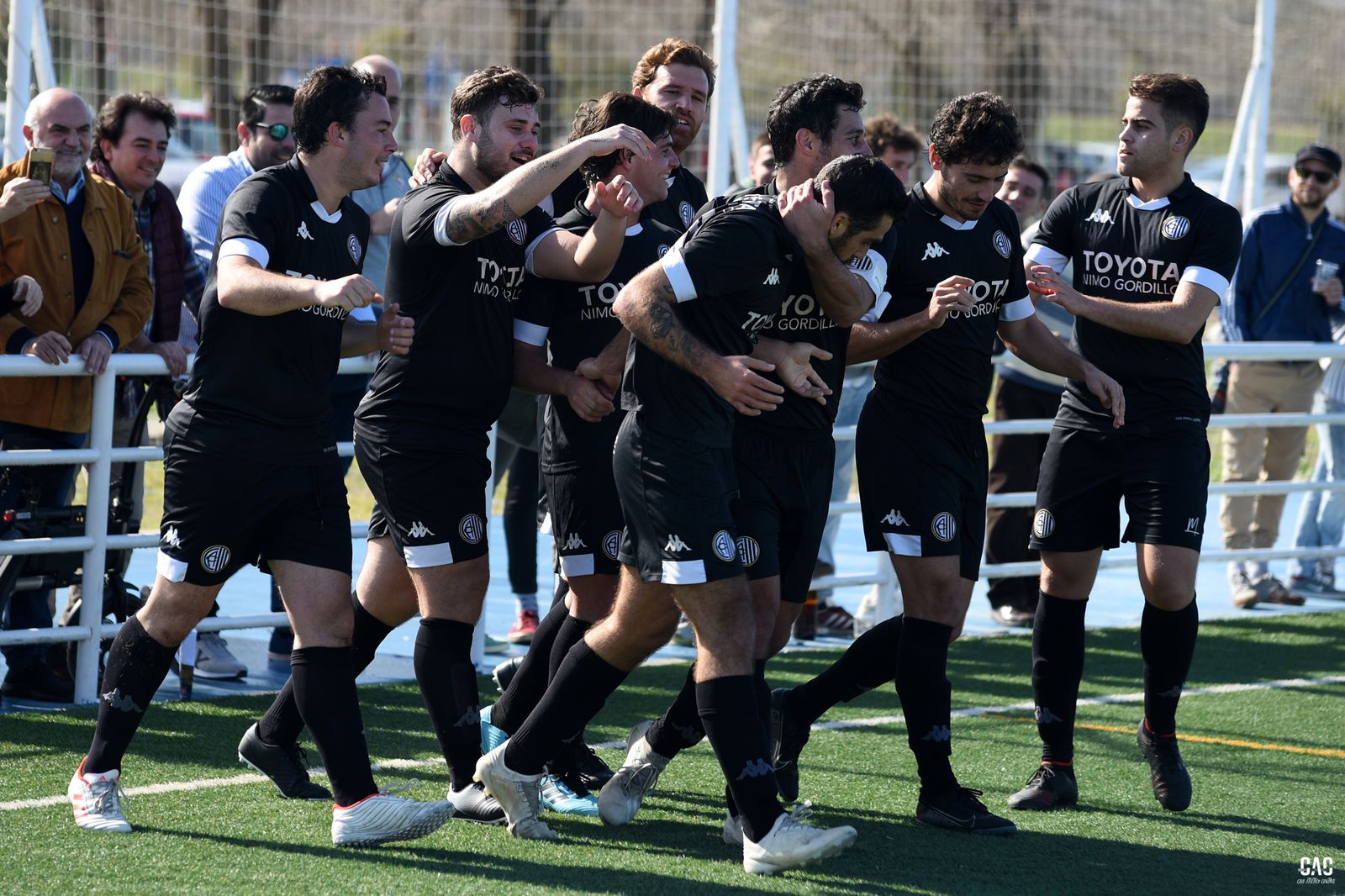 Varios jugadores del Atlético Central celebran un gol en el campo del Charco de la Pava.