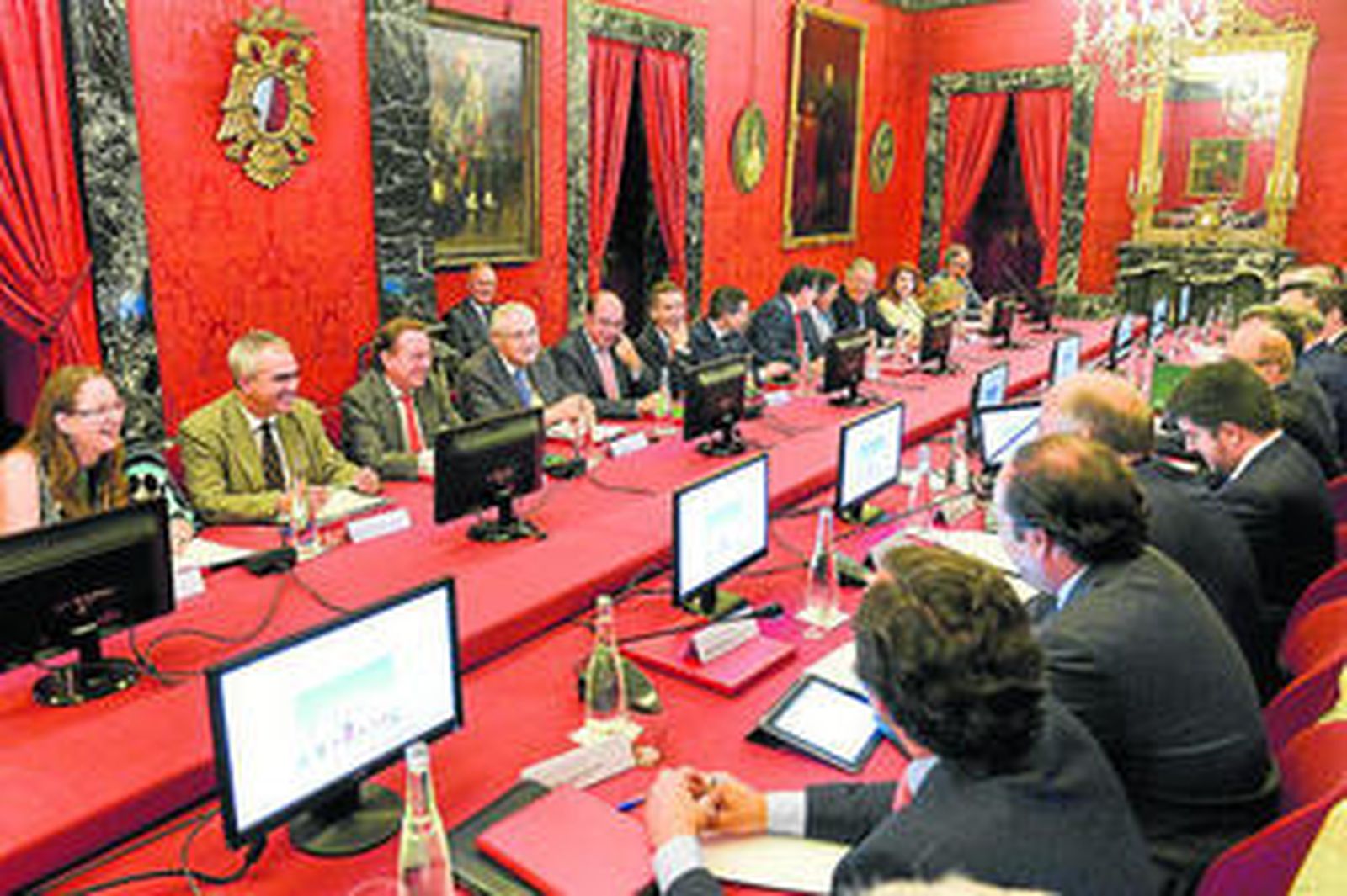 Reunión mantenida ayer por la Comisión Nacional de Asuntos Taurinos en la Real Maestranza de Sevilla.