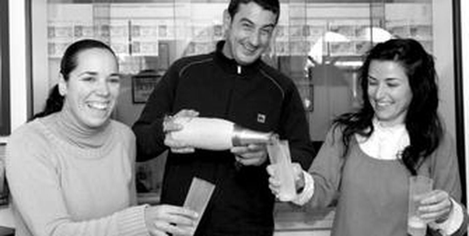 El lotero Felipe Miravent celebra la ocasión con su esposa y una amiga.