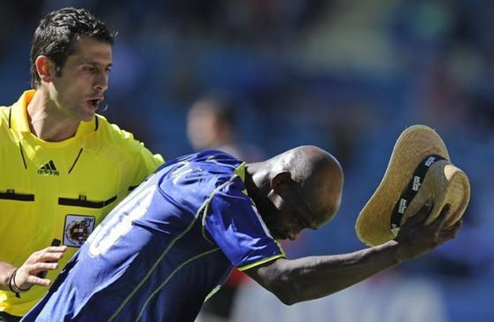 Emana celebra, sombrero en mano, el gol de la sentencia bética. / LOF