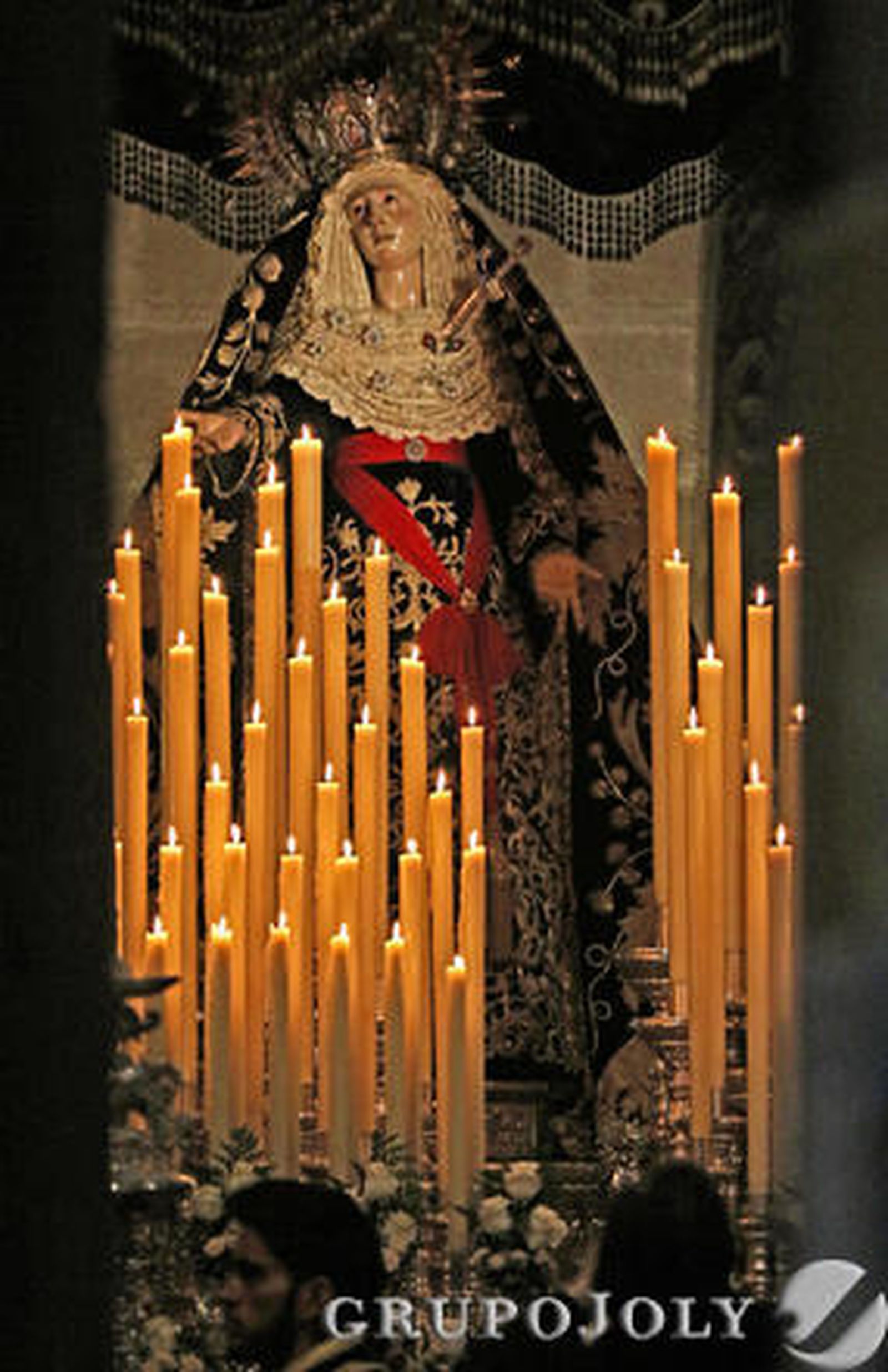 Bella estampa de Nuestra Señora del Mayor Dolor, con la candelería completamente encendida

Foto: Miguel Angel Gonzalez