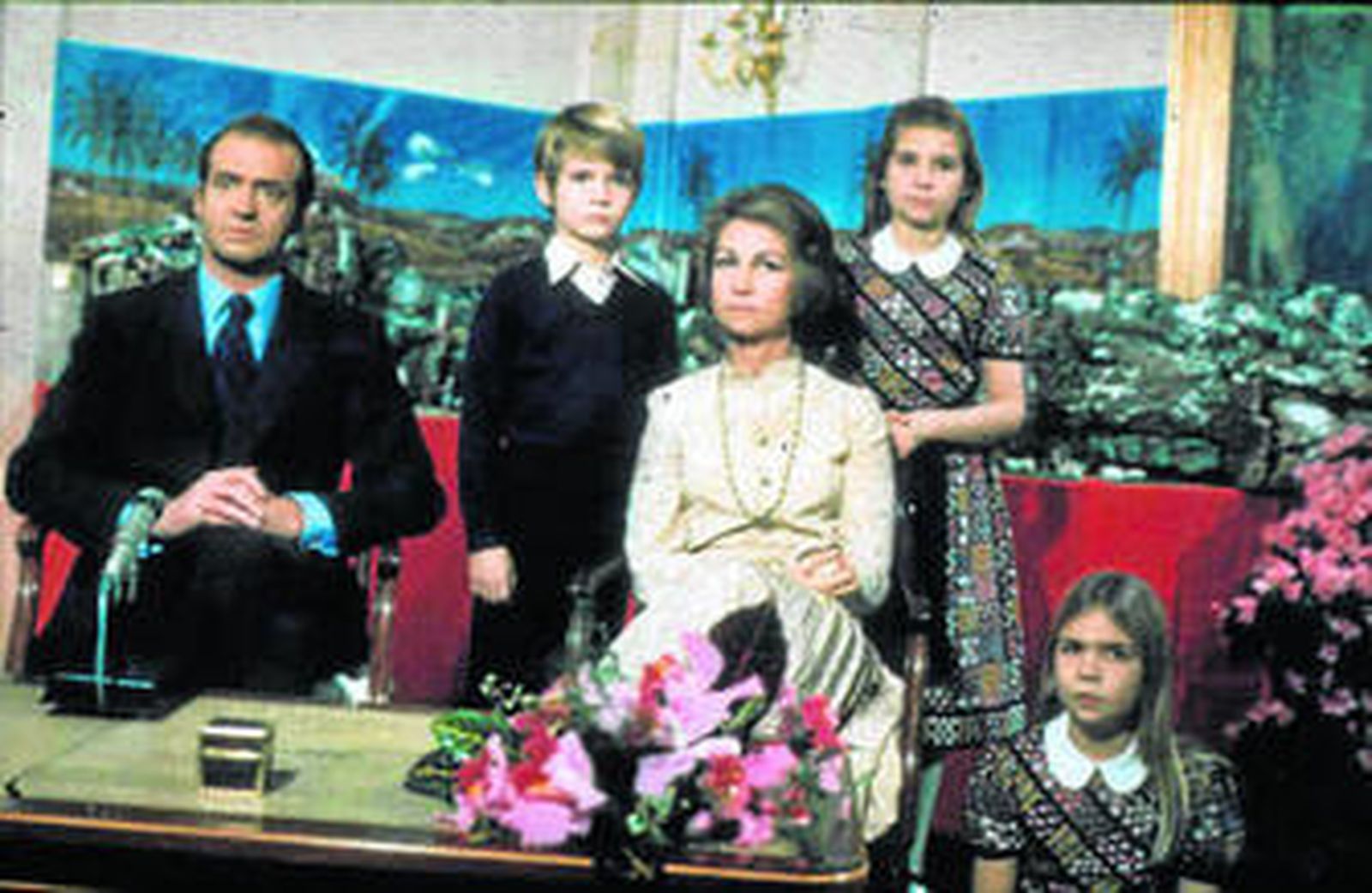 Mensaje de 1975. Familia con belén, el heredero de pie entre los Reyes.