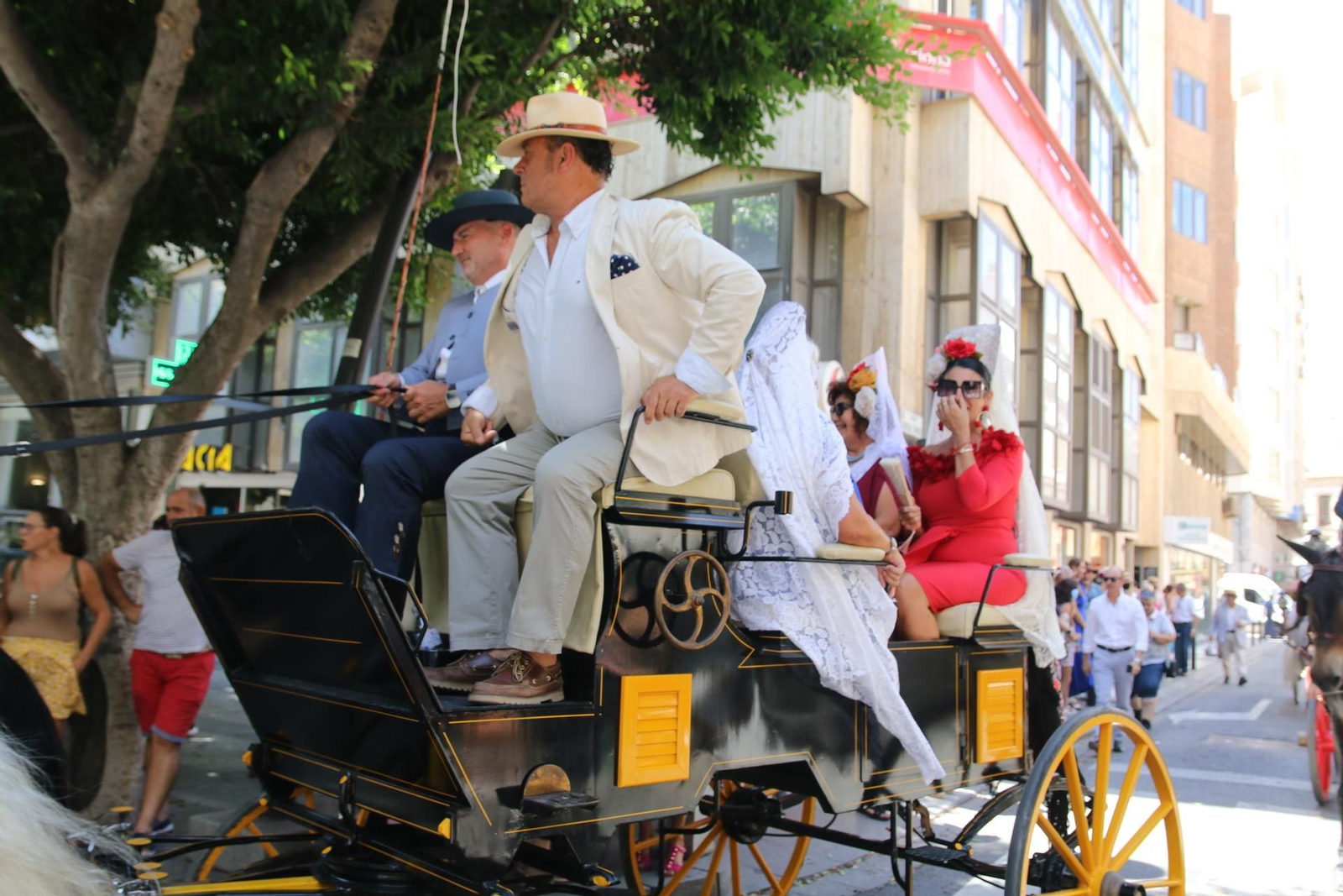 Las imágenes del paseo de caballos y carruajes en la Feria de Almería 2023