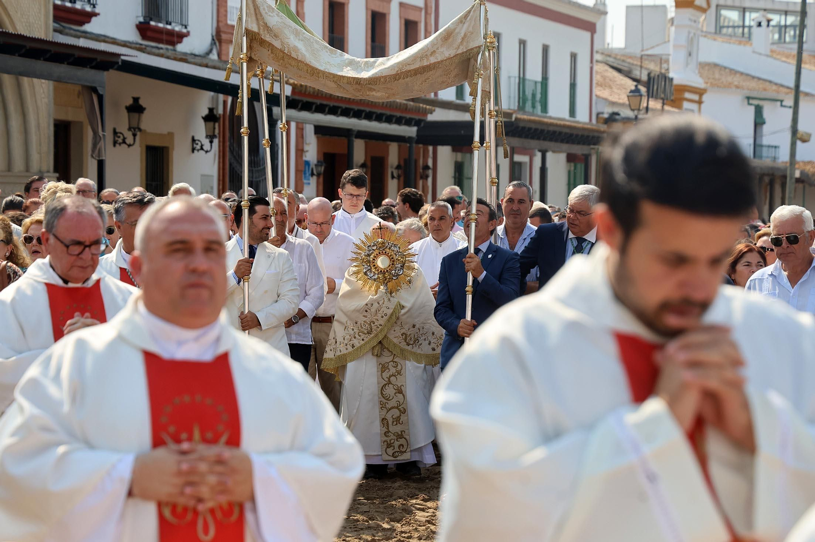 Rocío Chico 2025: Solemne Función Votiva y Procesión Eucarística, con el Santísimo bajo palio por el entorno del Santuario