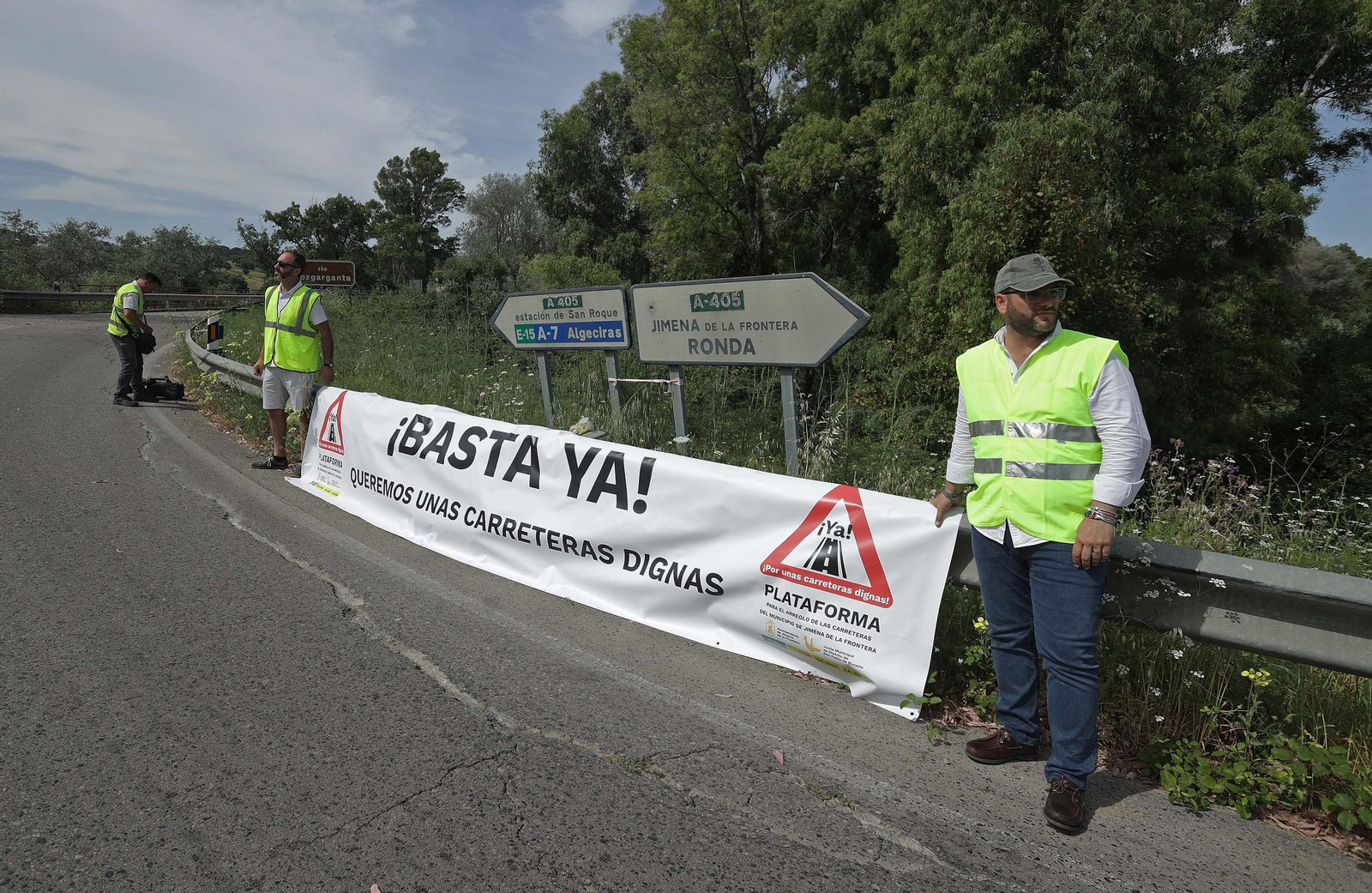 Fotos de la concentración por el mal estado de la carretera A-405 en Jimena