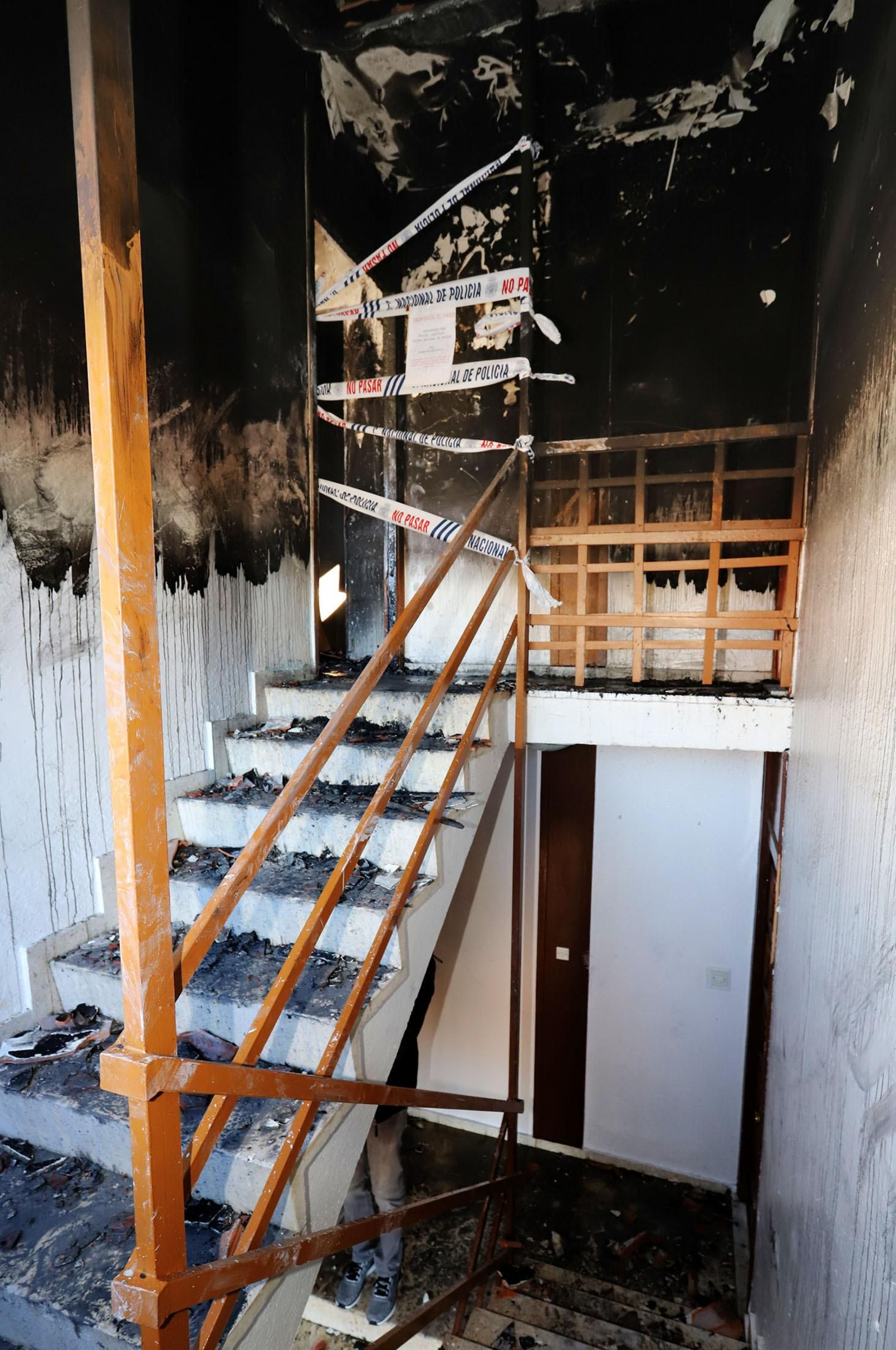 Escalera de acceso al 4º piso, precintada por la Policía Nacional.