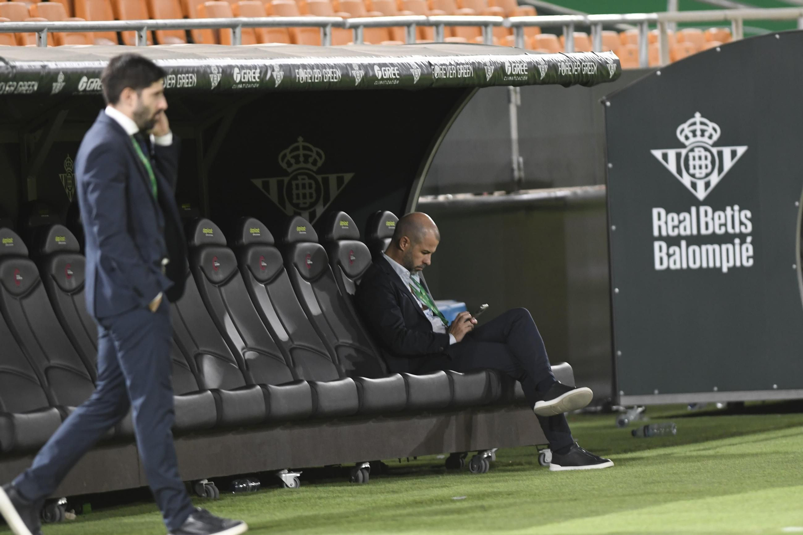 Manu Fajardo y Álvaro Ladrón de Guevara, al final del partido, con sus respectivos teléfonos.