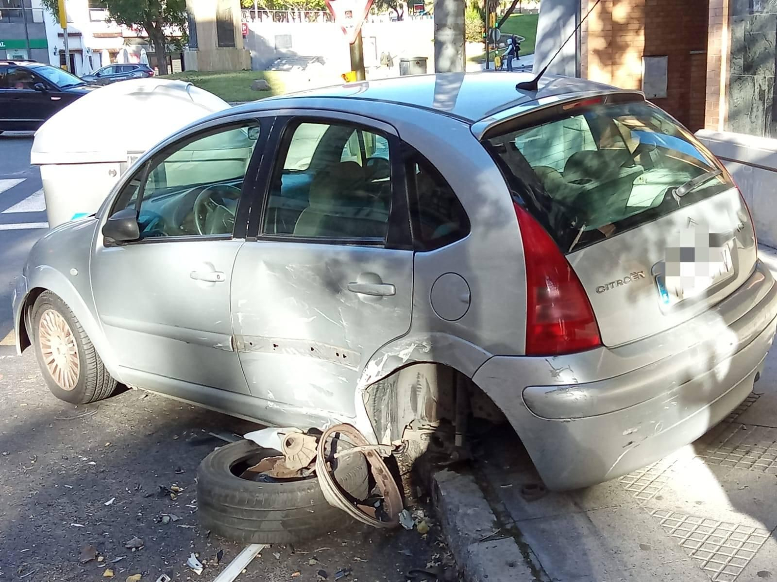 Estado en el que ha quedado uno de los vehículos con los que ha impactado el conductor.