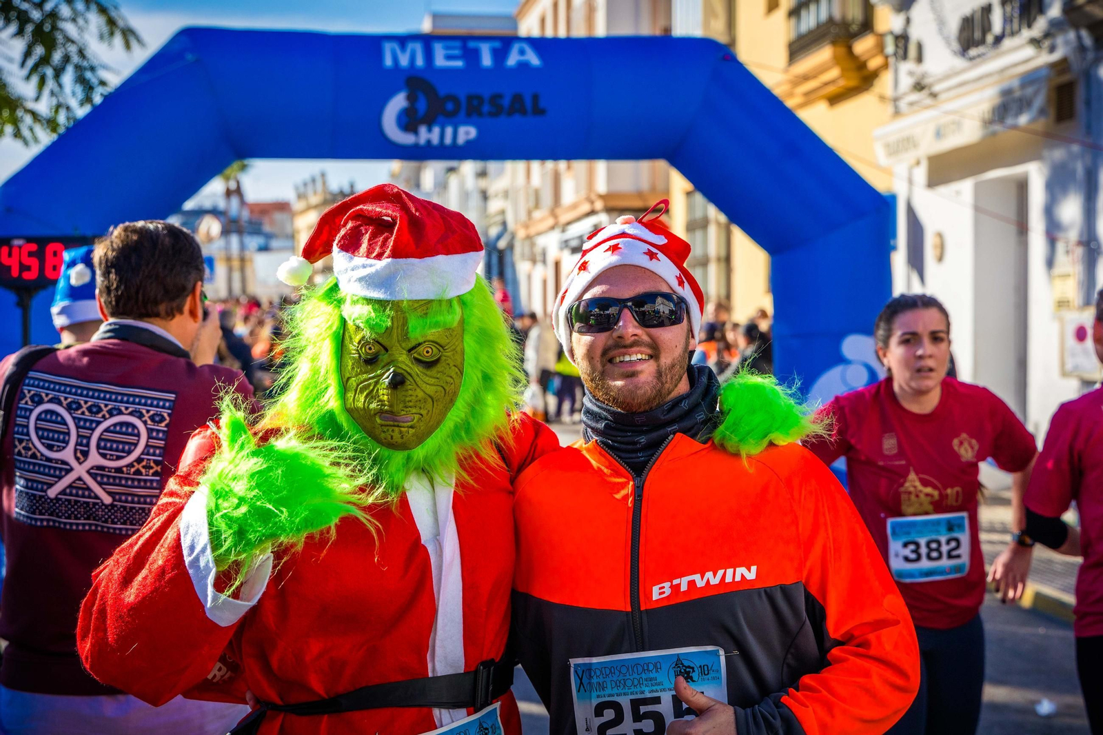 Gran ambiente en la Carrera Solidaria de la Divina Pastora en San Fernando