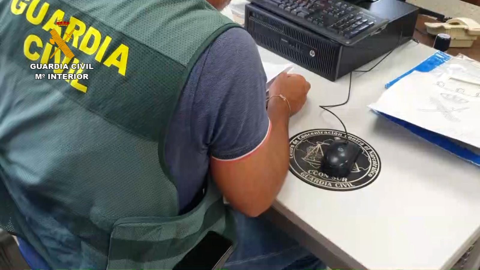 Uno de los investigadores repasa la documentación obtenida.