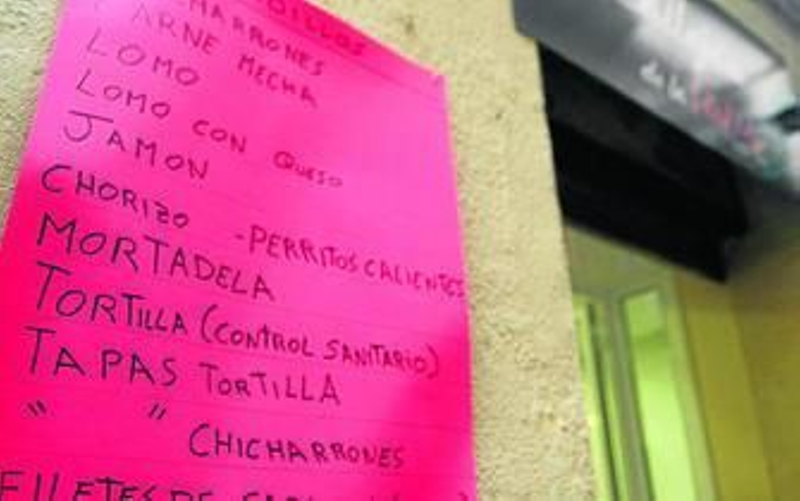Un cartel donde se aclara el tipo de producto ofrecido, ante la alerta provocada durante estos días.