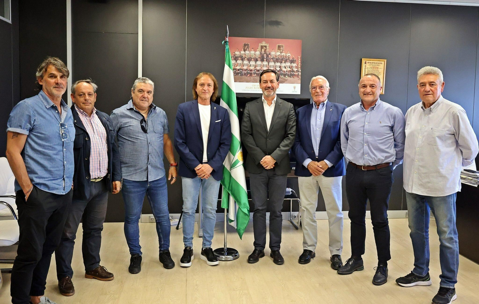 Antonio Fernández Monterrubio posa junto a miembros de la directiva de los Veteranos.