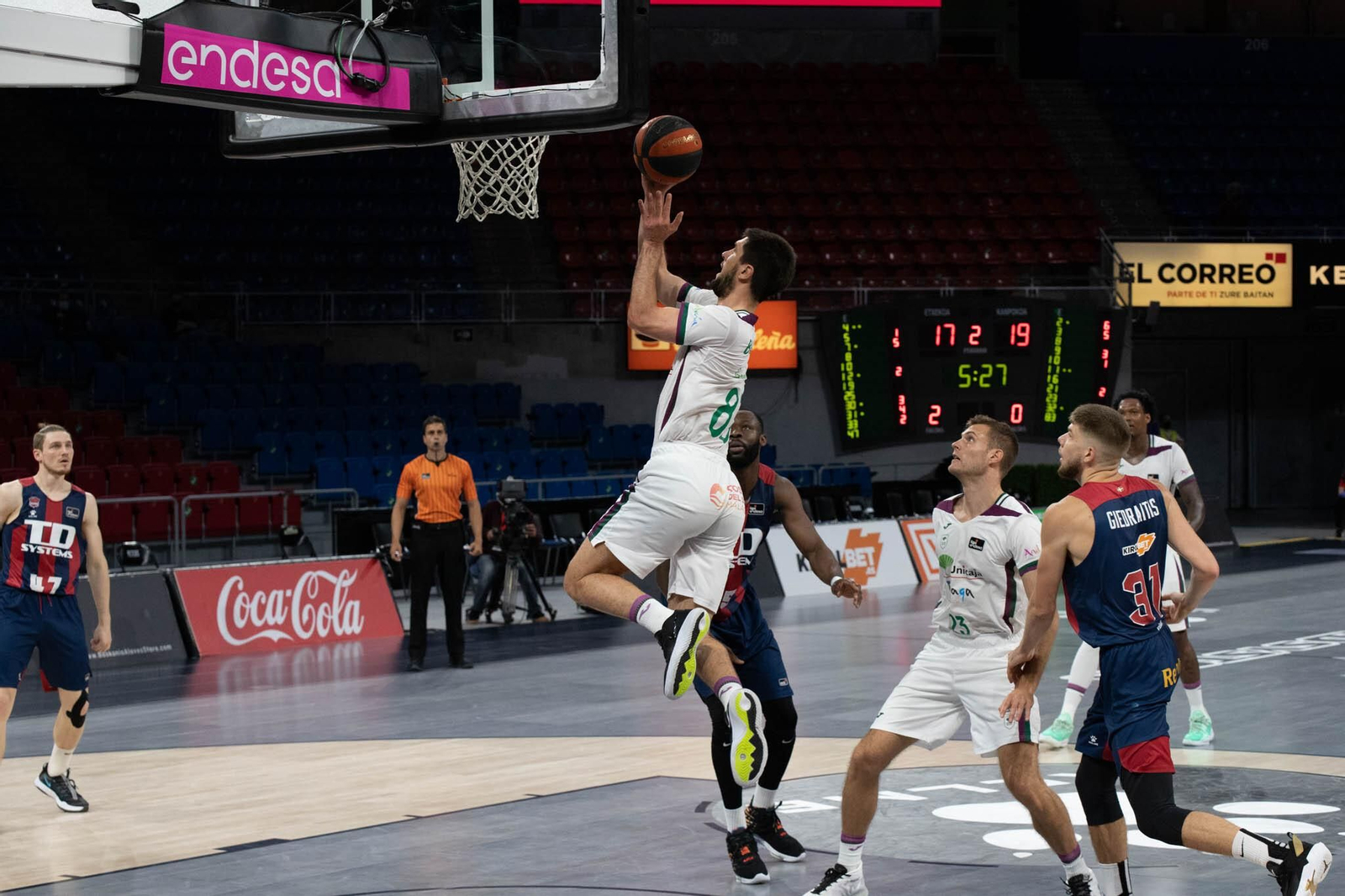 Bouteille hace una entrada a canasta en el Buesa Arena.