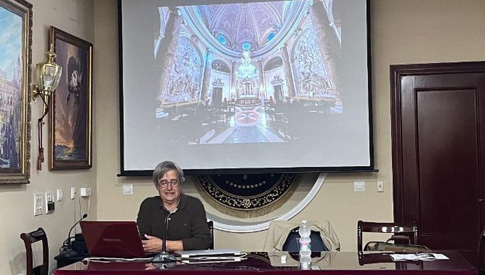 El historiador Miguel Angél Valencia, durante la conferencia titulada  'El Oratorio de la Santa Cueva', en el local del Consejo de Hermandades y Cofradías de Cádiz.