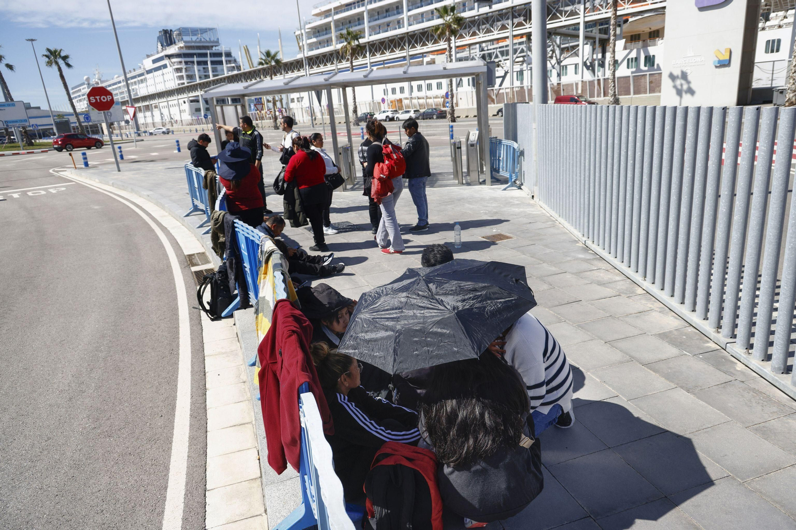 Ciudadanos bolivianos no pueden desembarcar al no disponer de un visado válido