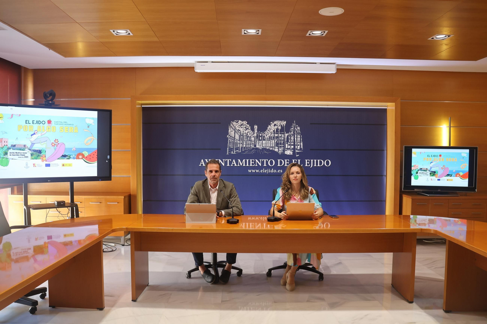 La edil María Herminia Padial y Javier Franco presentan la campaña turística 'Por algo será'.