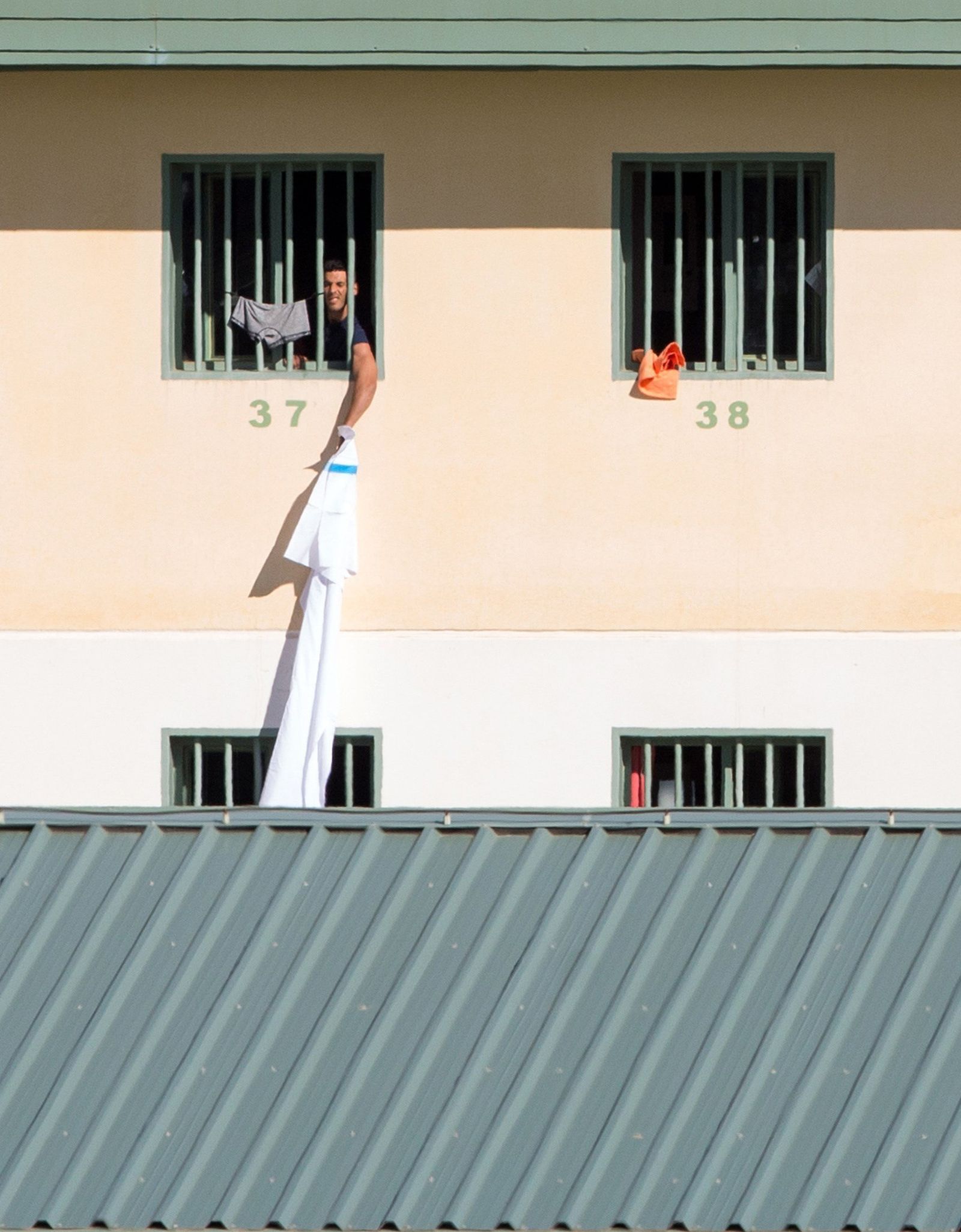 Inmigrantes, en una de las celdas de la cárcel de Archidona.