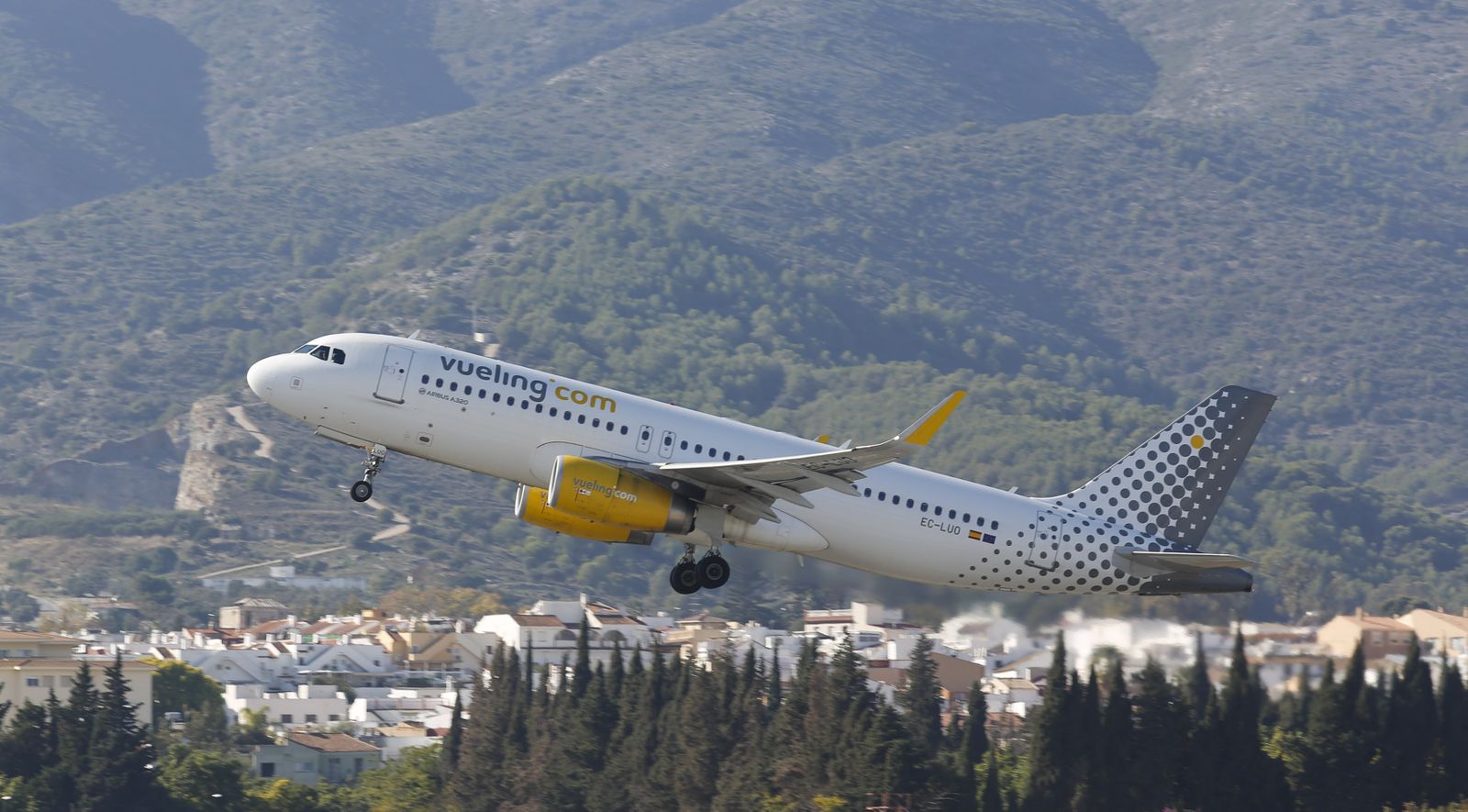 Un avión despega del aeropuerto de Málaga.