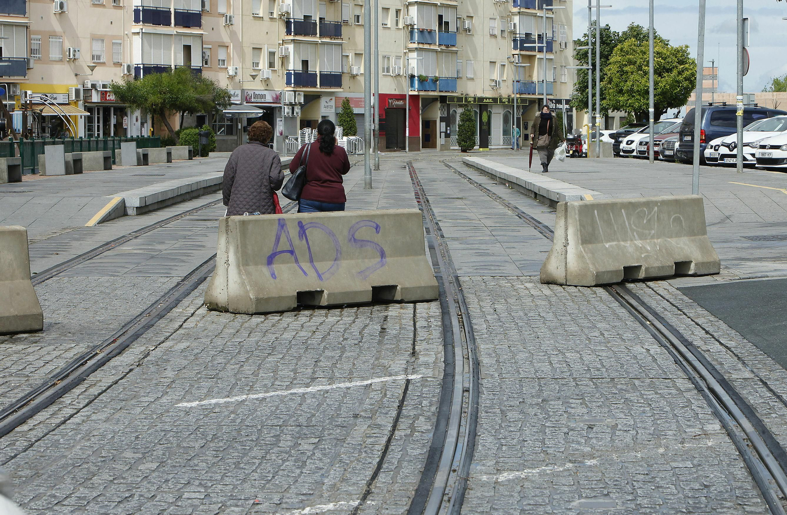 Las vías del tranvía a su paso por el municipio de Alcalá de Guadaíra.