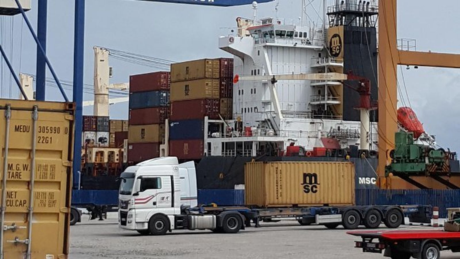 Imagen de hace unos días del Muelle Reina Sofía durante la carga de un portacontenedores.