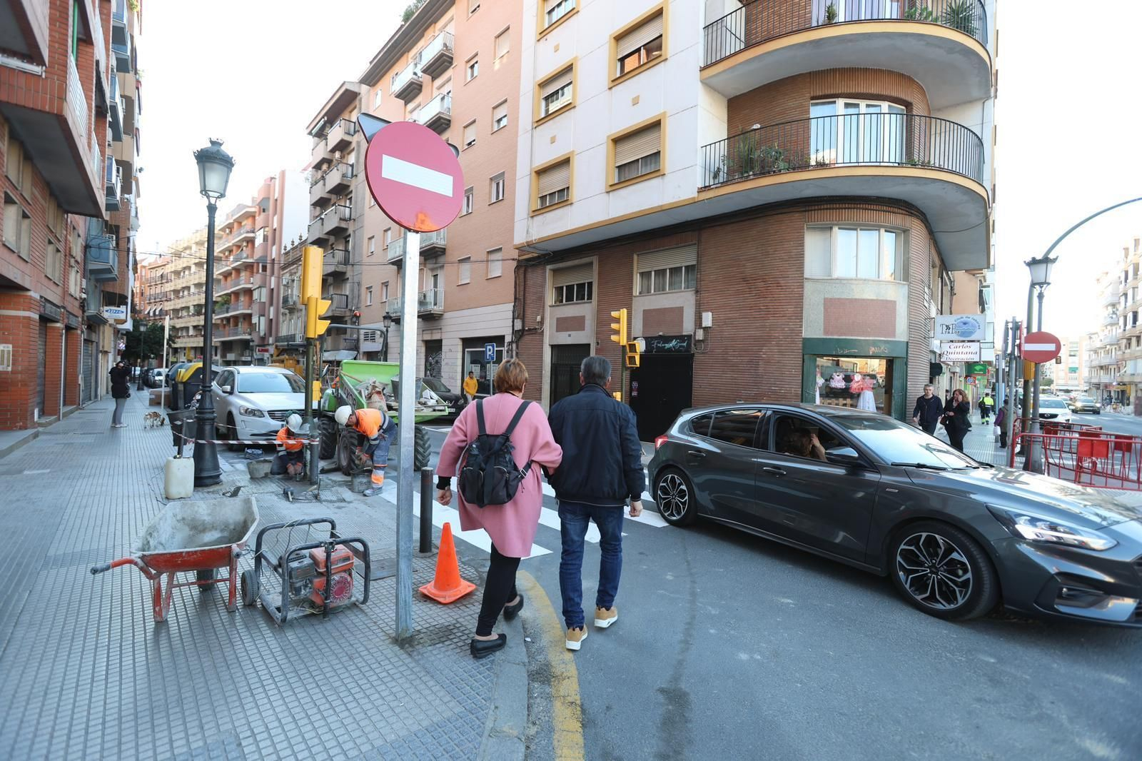 Coches y peatones circulan en el nuevo sentido en la calle Vázquez Limón