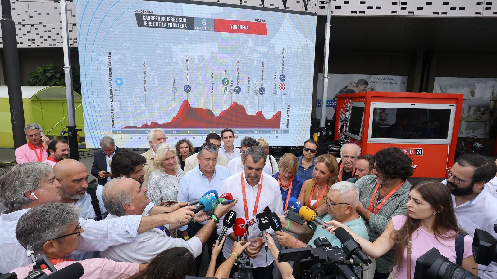 Así fue la salida de la Vuelta España desde Carrefour Sur en Jerez