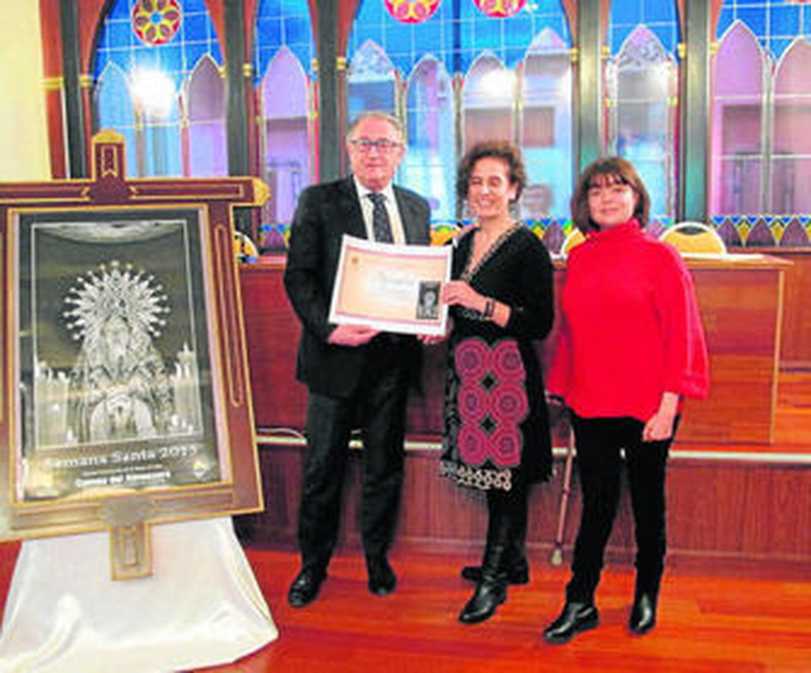 La ganadora del concurso posa junto al alcalde y la concejala.