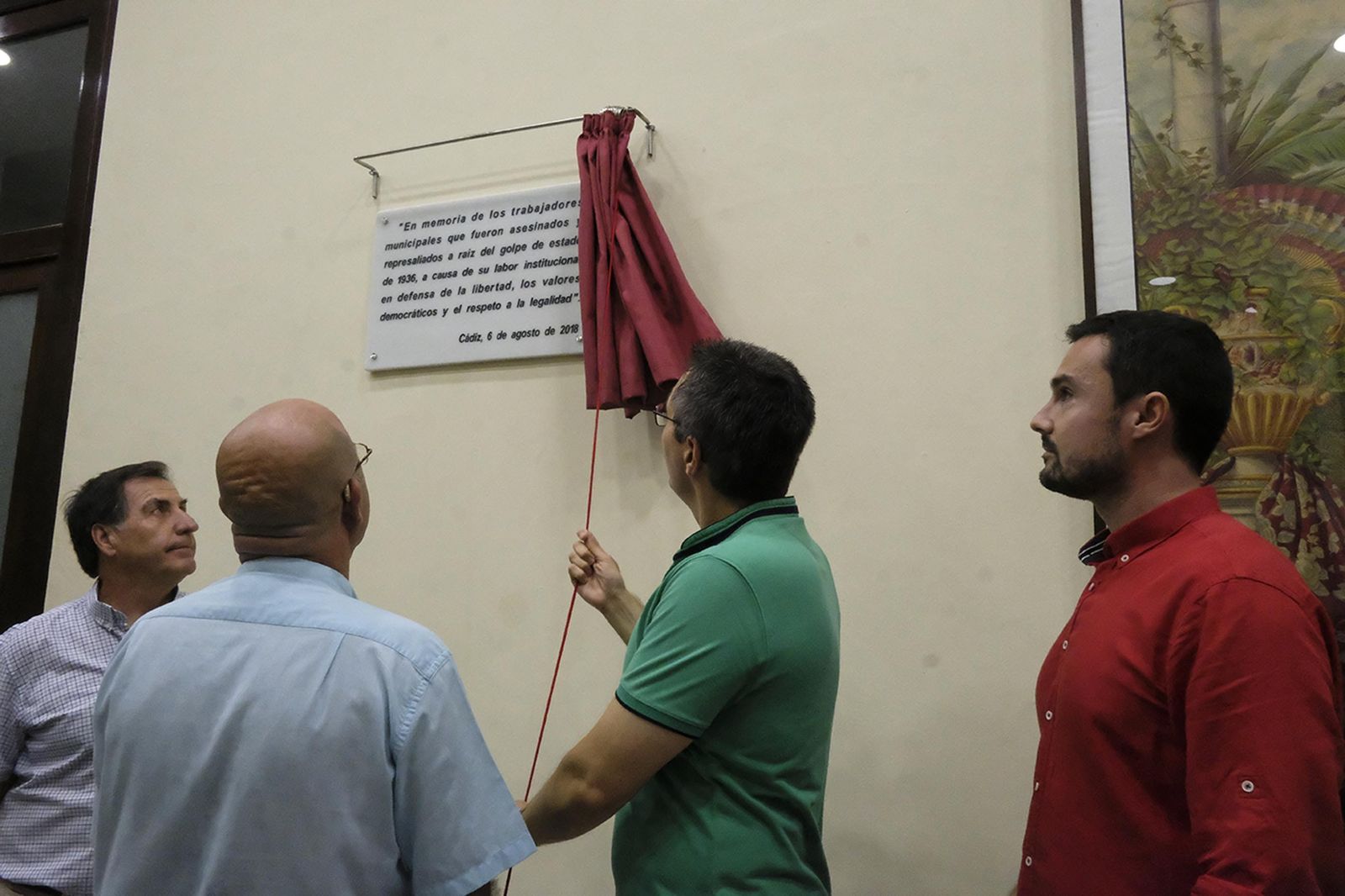 Un miembro de la Junta de Personal descubre la placa que rinde homenaje a los trabajadores represaliados.