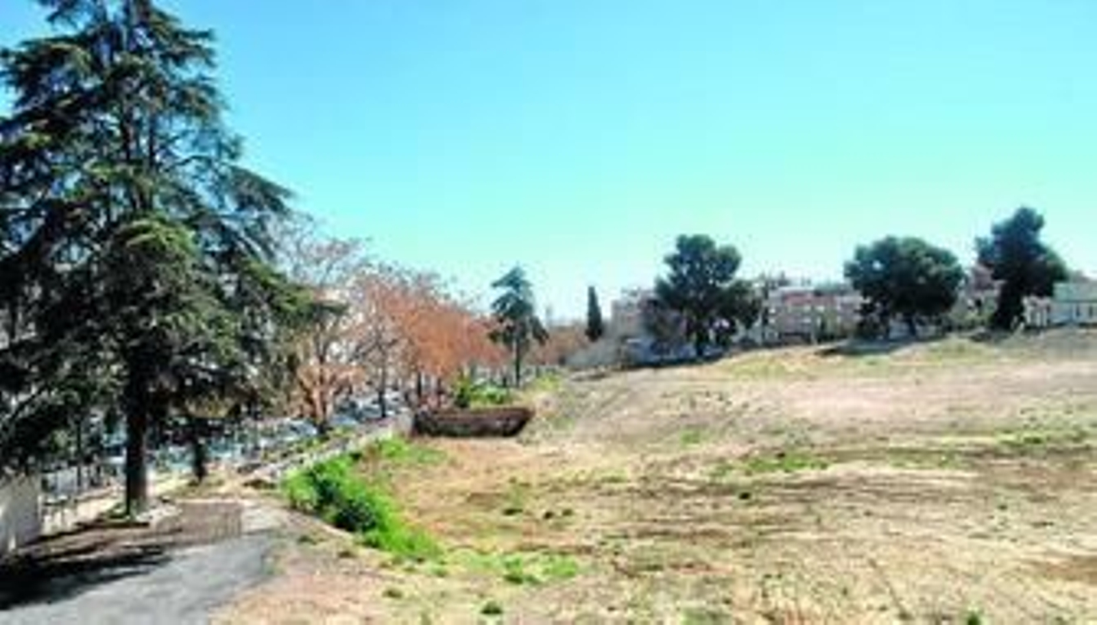 Terrenos del Manuel Lois, entre Federico Mayo y los edificios de Hipercor.