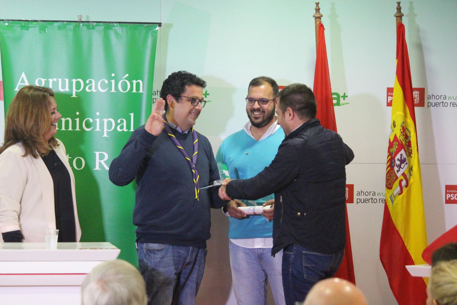 Pacote Pizarro entrega el galardón del PSOE de Puerto Real a Antonio Escolano, del Grupo Scouts La Salle.