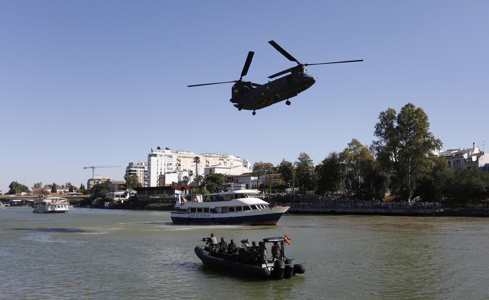 La demostración del Ejército en el Guadalquivir