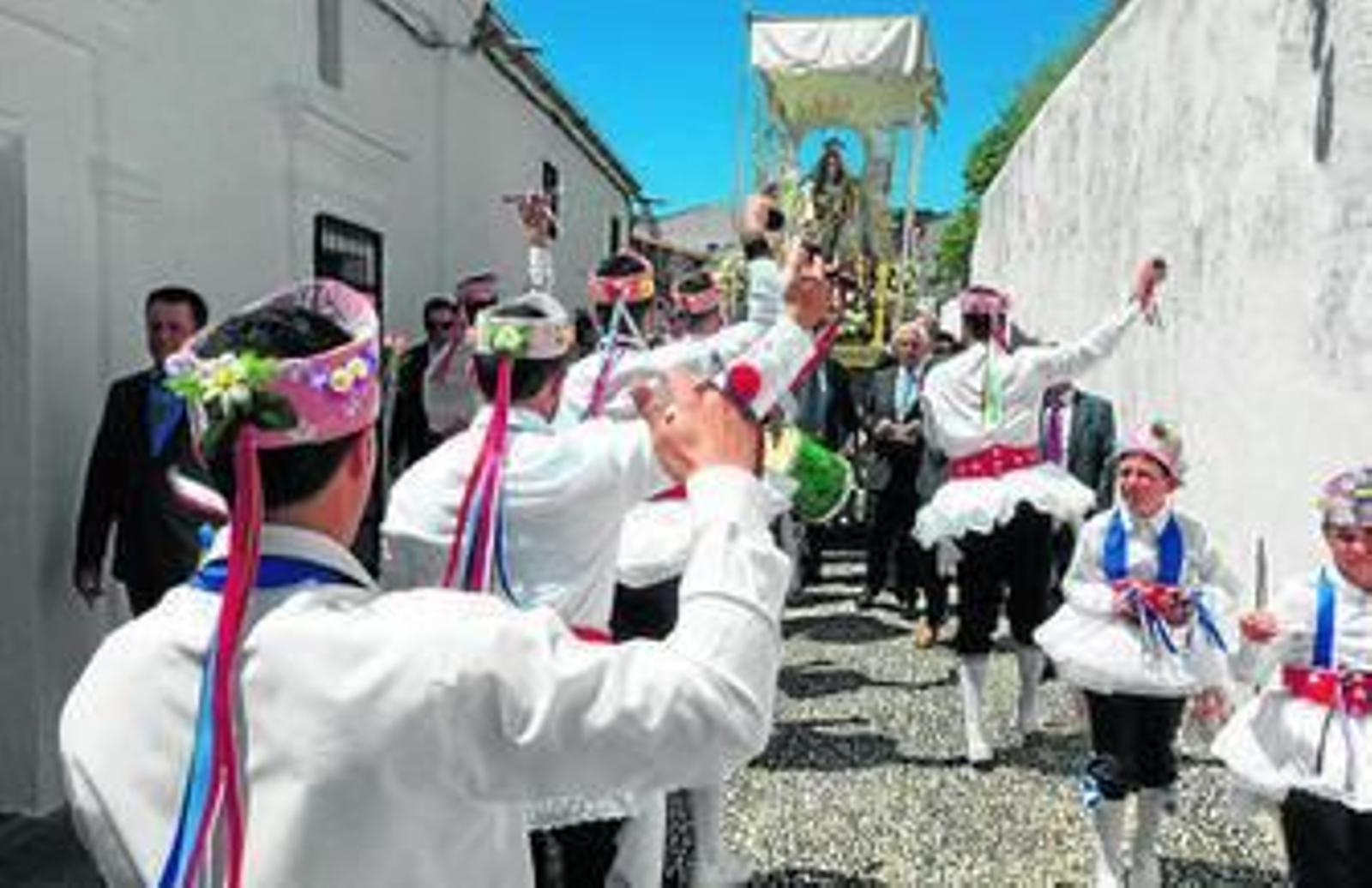 Los danzantes, durante un momento de la procesión de Nuestra Señora de Tórtola.