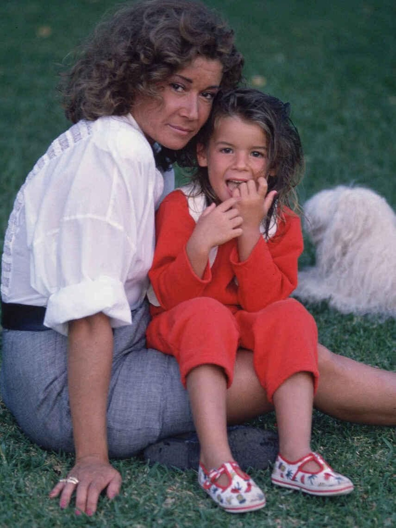 Mila Ximénez, hace años, con su única hija, Alba.