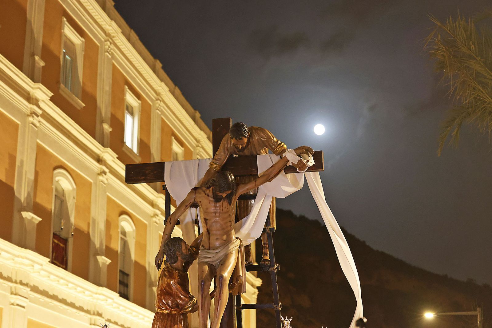 Las fotografías del Vía Crucis de las Hermandades de Huelva