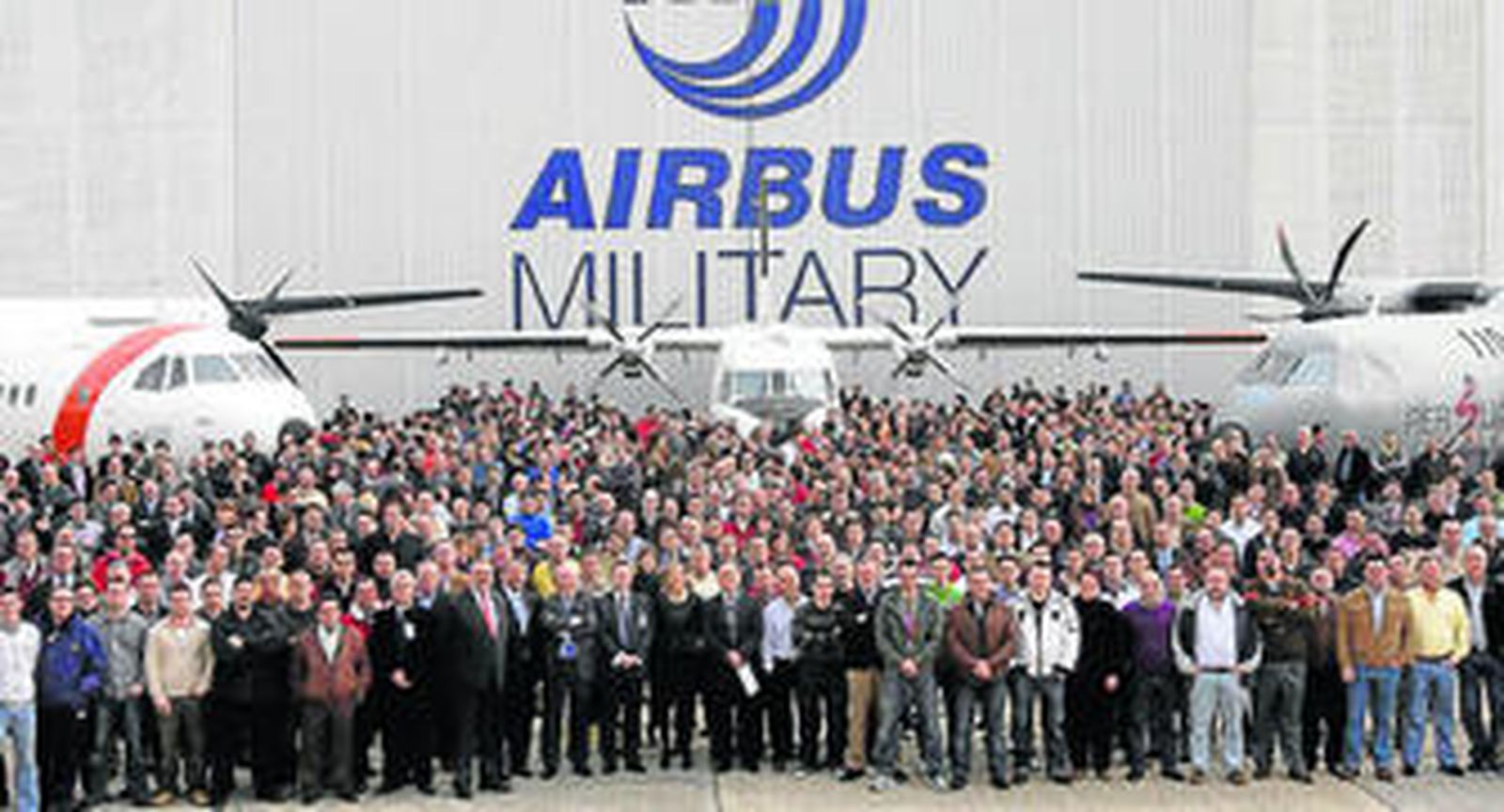 Directivos y trabajadores de la nueva planta de reparación de Airbus Military, en San Pablo Norte (Sevilla).