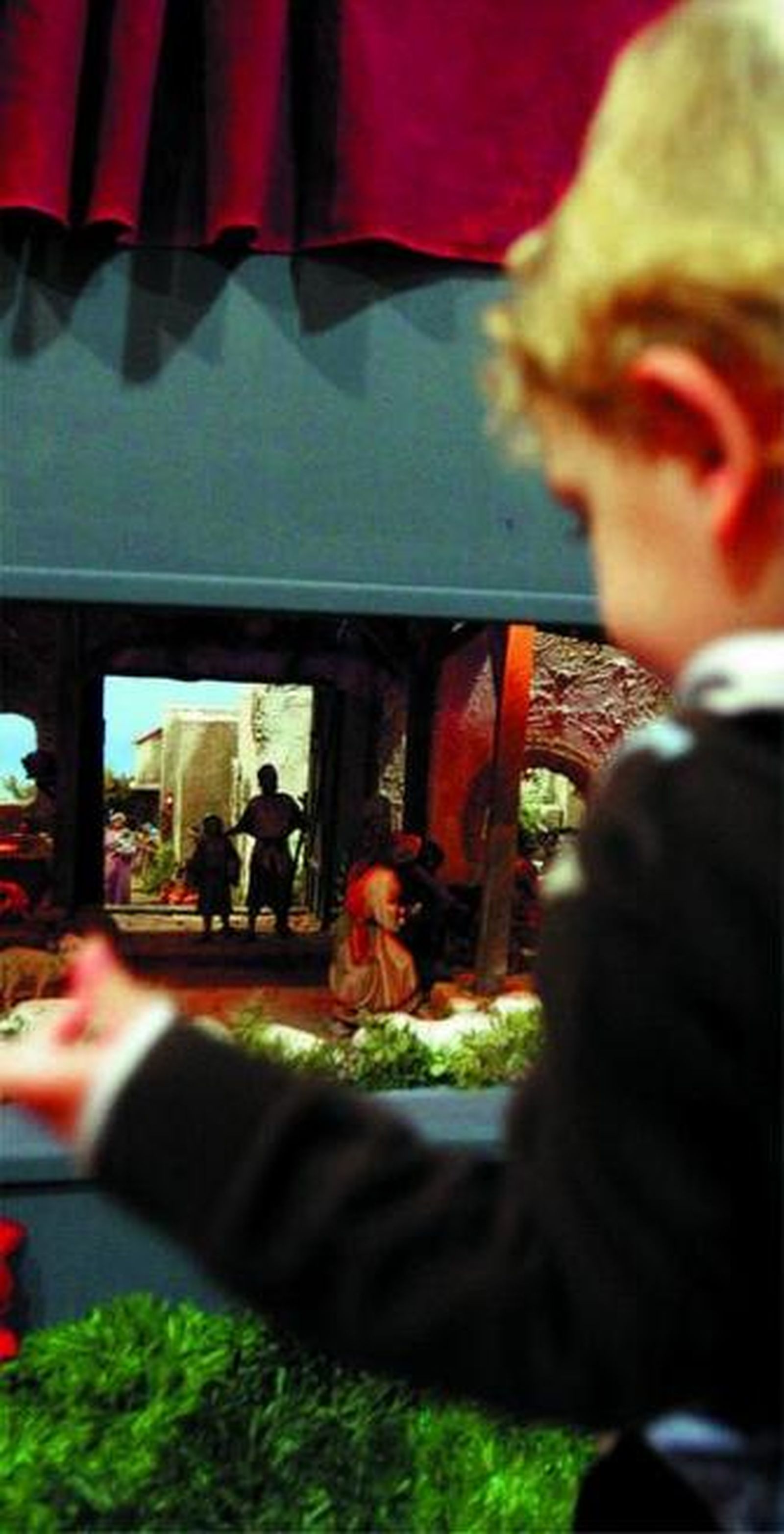 Un niño contempla el Belén.