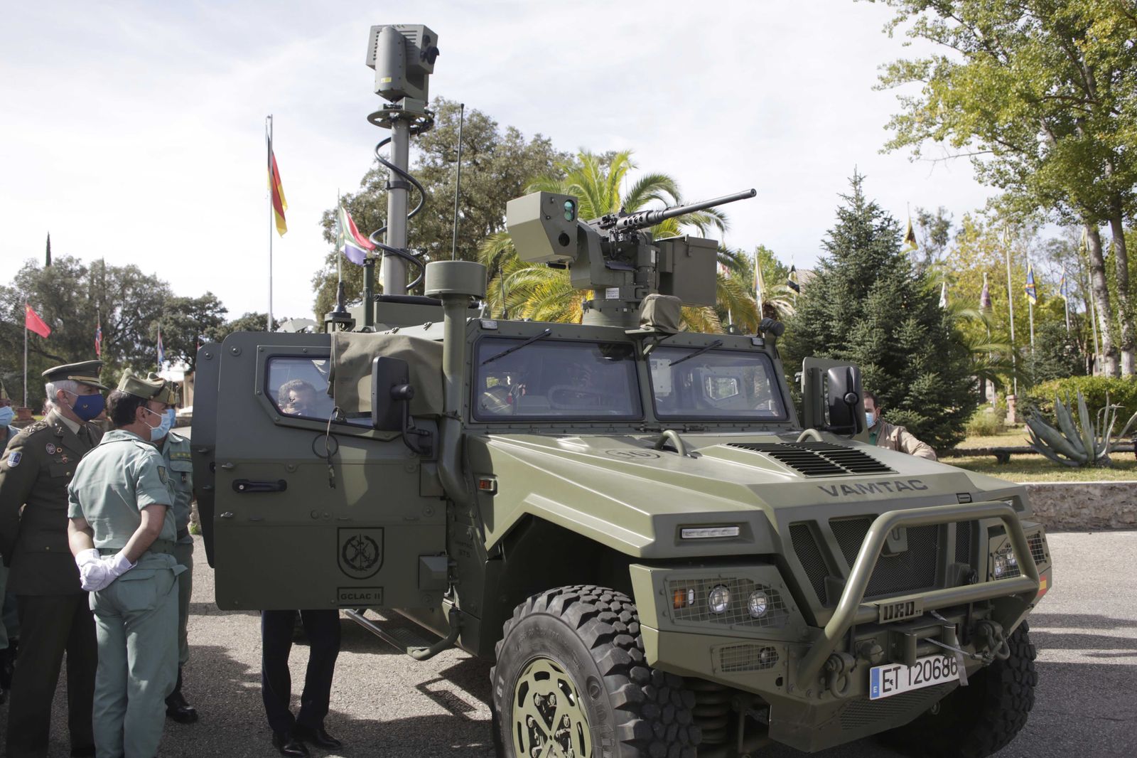 Fotos de la visita de Juanma Moreno a la Legión en Ronda