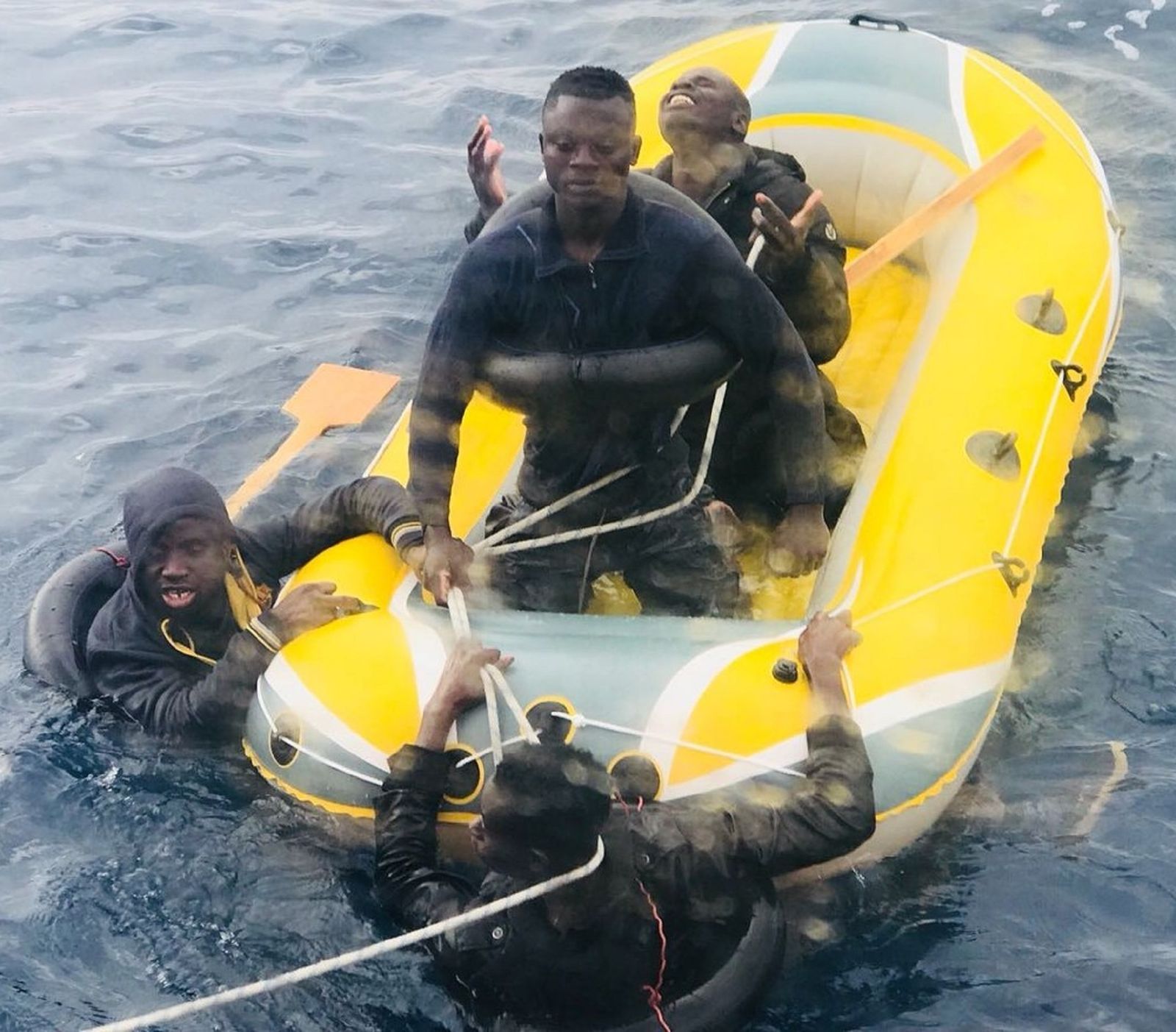 Una de las pateras interceptadas ayer por Salvamento Marítimo en el Estrecho.