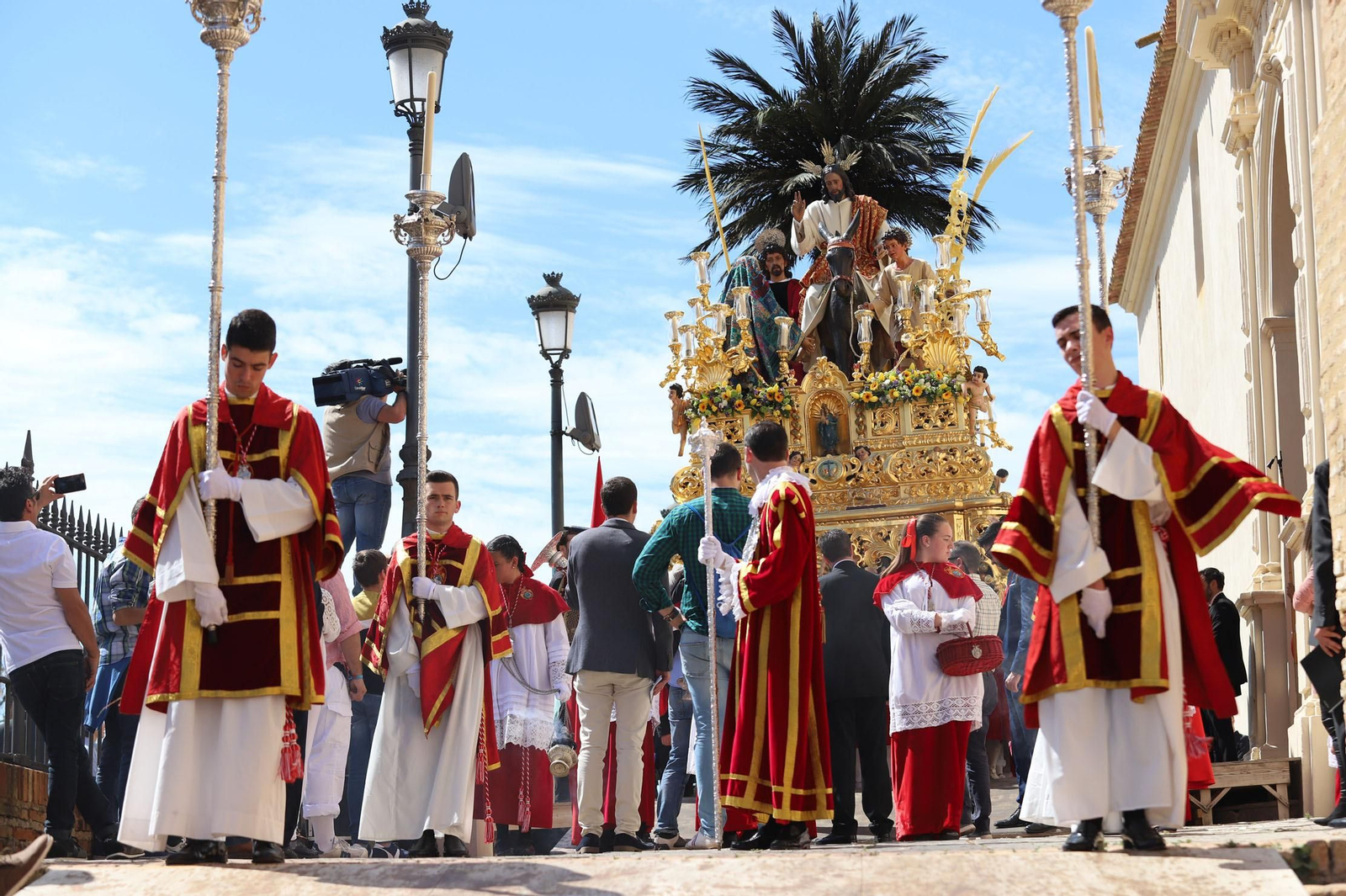 Imágenes del recorrido de la Borriquita  por las calles de Huelva