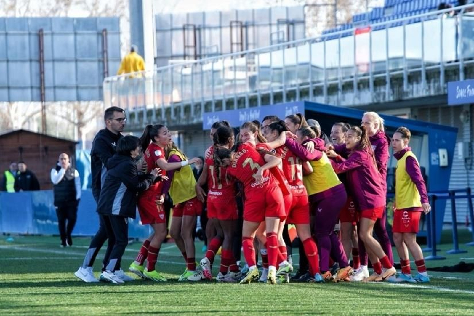 El Sevilla Femenino celebra jubiloso el empate en el minuto 93.
