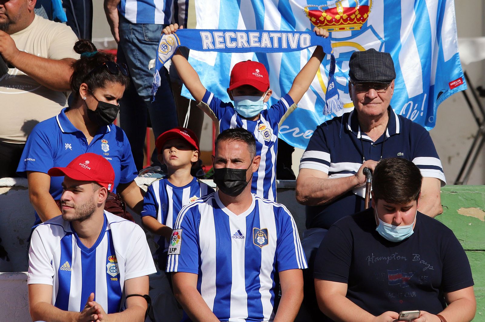 Imágenes de la afición más fiel del Recre en su visita al campo del Antoniano