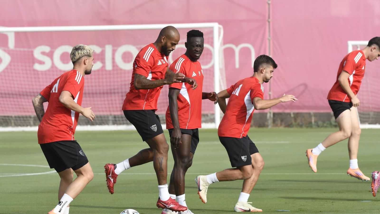 Januzaj, Marcao, Akor Adams y Kike Salas, en un entrenamiento en la ciudad deportiva.
