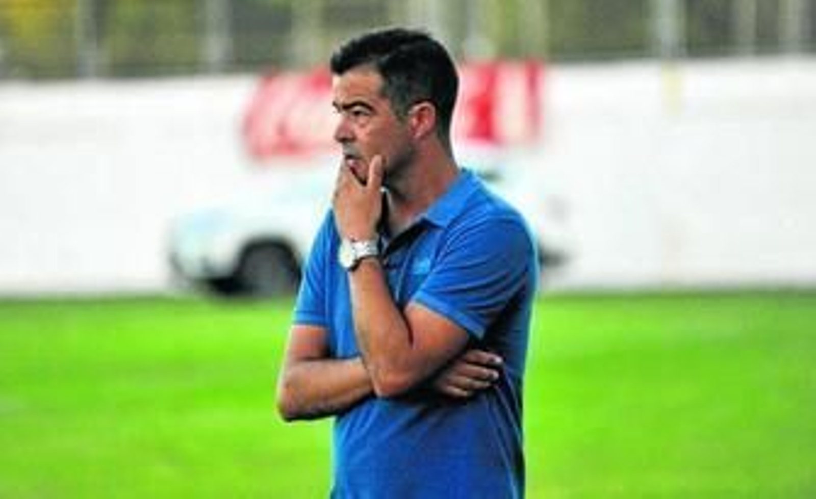 Jose Pérez Herrera da instrucciones a sus jugadores desde la banda el día del partido ante el Xerez.