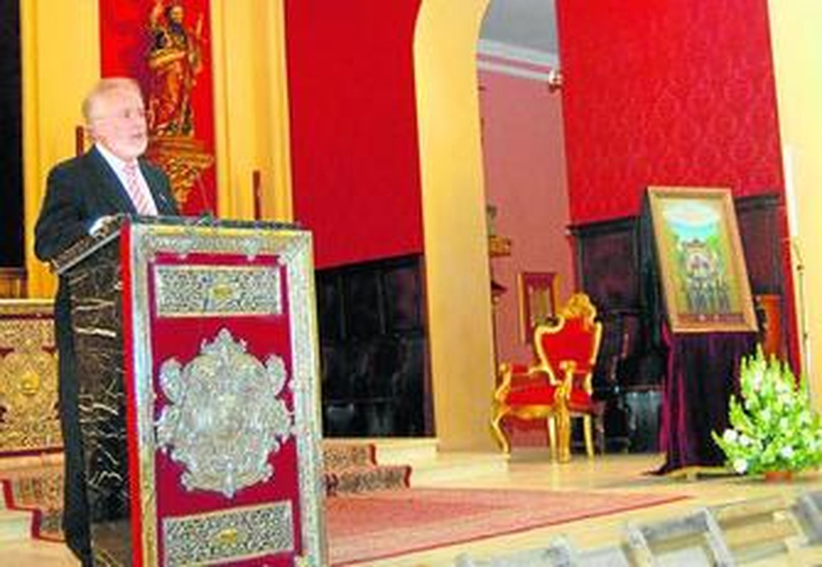 Enrique Montiel, anoche en la Iglesia Mayor, presenta el cartel de la Magna del 2010.