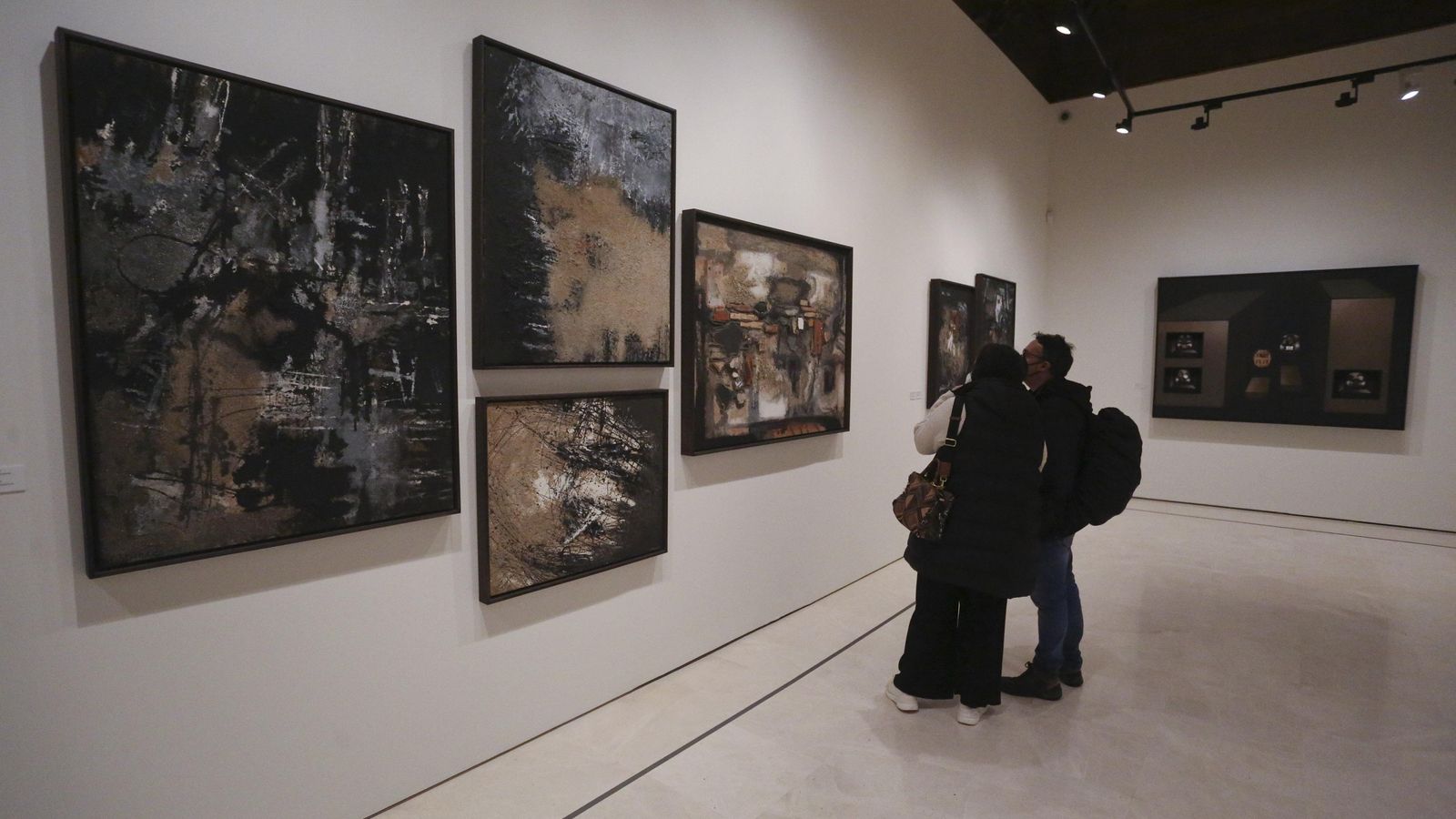 El informalismo matérico de su primera etapa creativa.