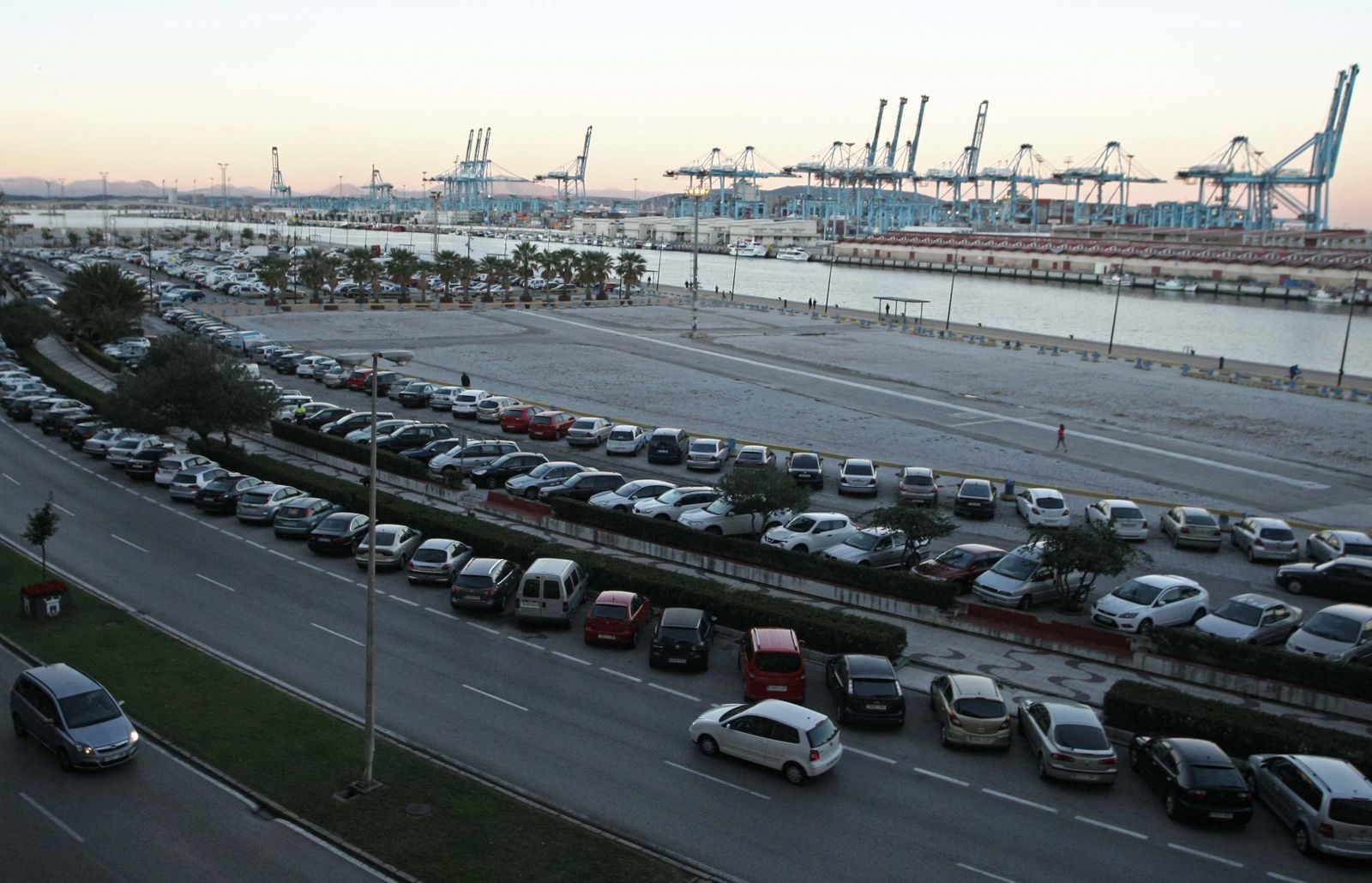El Llano Amarillo, colmatada y con la parcela libre, en primer término.