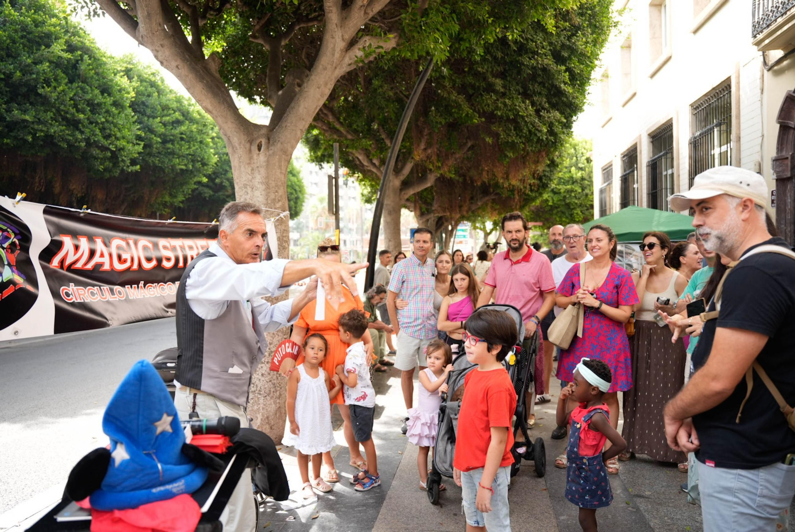 Las mejores imágenes del espectáculo de magia en la calle de la Feria de Almería